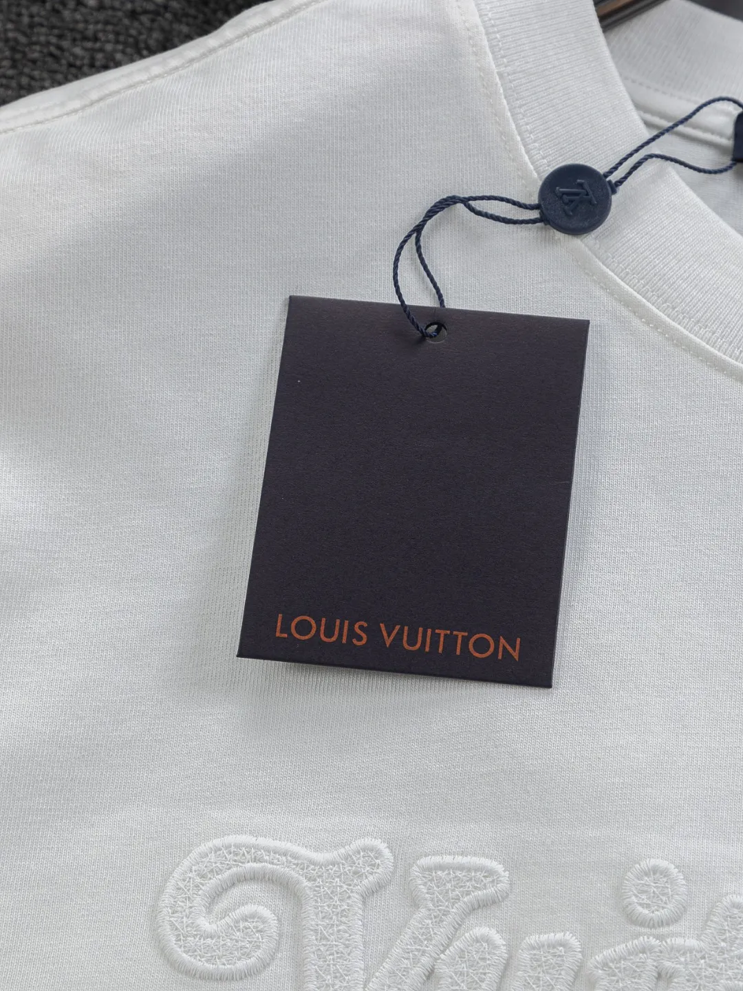 🅿️220 Louis Vuitton 1V LV slightly wide version S-XL LV 26ss new product counters are on the shelves at the same time. Multiple craftsmanship. Three-dimensional water-soluble cotton letters on the chest🪡 embroidery + water-soluble cotton large letters logo on the back🪡 embroidery. Round neck short-sleeved T-shirt, same style for men and women! Consigned to one-to-one creation. Synchronized with the official website, pure cotton fabrics at the counter! It is close to the skin and comfortable, durable and easy to wear. It has a classic and simple logo design and meticulous original craftsmanship. Short-sleeves, a must-have item for men, do not appear to be the same for the general public, but must be unique and eye-catching. This LV short-sleeve is all about quality, comfort, the same shape and fashion as always, including fabrics and cutting techniques. All of them have been made with great effort! 320 grams of washed pure cotton fabric, pure cotton is breathable, very refreshing and comfortable for daily wear. The rib knitting on the neckline is smooth and tight, and the neckline will not be skewed if you toss it at will. The loose version, you will find that it looks really good on the upper body. The overall is minimalist and neat, super versatile for daily use! Pair it casually with a pair of pants for a youthful look. A T-shirt will make your outfit crazy. It is a fashionable item that can never go wrong! Color: Black White Size: S-XL Size chart: S: Shoulder width 50-Bust 56-Length 70 M: Shoulder width 52-Bust 57-Length 72 L: Shoulder width 54-Bust 59-Length 74 XL: Shoulder width 56-Bust 62-Length 76